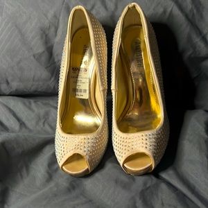 Jennifer Lopez size 6 3.5 in heel , color light pink with bling